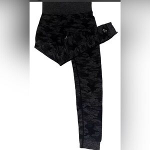 Gym Shark Leggings Black and Grey Camo Scrunch Ruched Bottom Cute Size S/M?